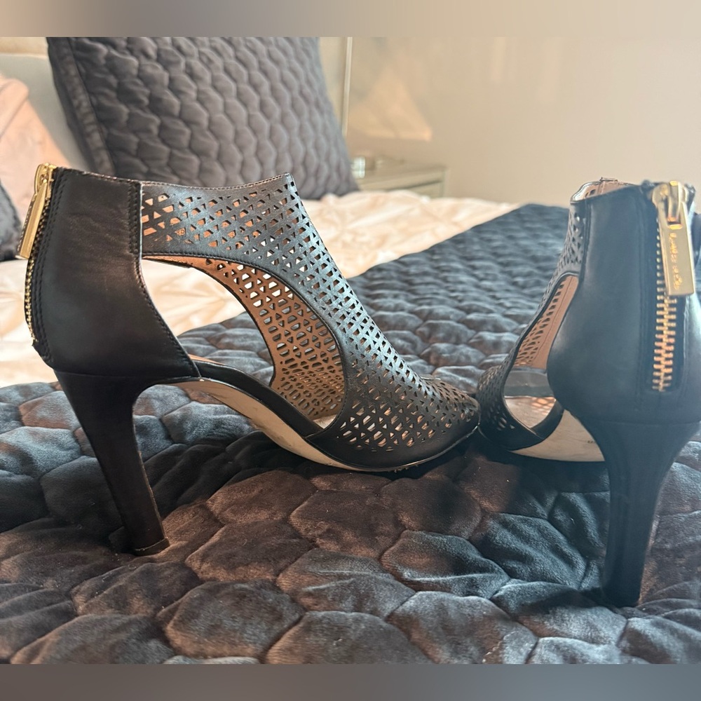 LOUISE ET CIE - Elegant Black Peep-Toe Heels with Gold Hardware - Size 8 - Picture 8 of 15